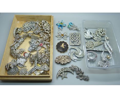 A collection of vintage paste brooches 