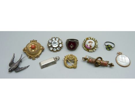 Vintage jewellery including a guilloche enamel silver ring, silver ingot pendant, etc., some a/f, two brooches lacking pins 