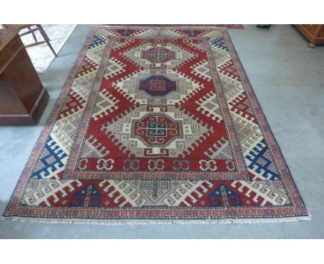 A red ground handmade Heriz carpet - 2.95 m x 2.08 m 