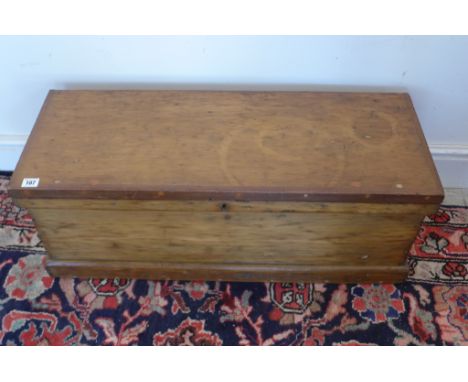 A pine linen trunk - Height 32 cm x Width 85 cm x Depth 84 cm 