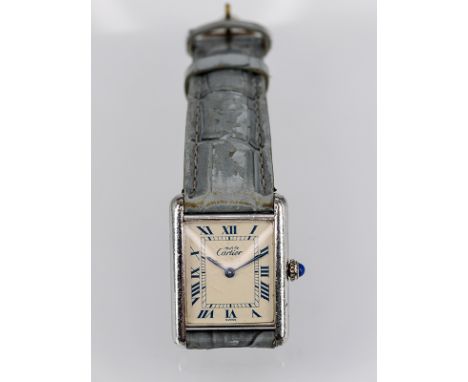 Damenarmbanduhr, Modell "Tank", Cartier, Paris, 20. Jh.Silber mit Lederarmband. Quarz. Gehäusemaße ca. 30,2 x 23,3 mm. Saphir
