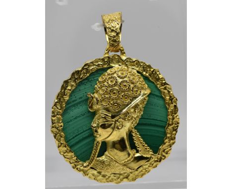 Großer Anhänger mit Malachit, Italien 90-er Jahre.750/- Gelbgold. Gesamtgewicht ca. 38,4 g. Runder, breiter Fassungsrand und 