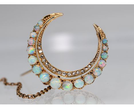 Brosche mit Opalen und kleinen Diamanten, um 1900.585/- Gelbgold. Gesamtgewicht ca. 5,8 g. Halbmondform mit 17 Opal-Cabochons