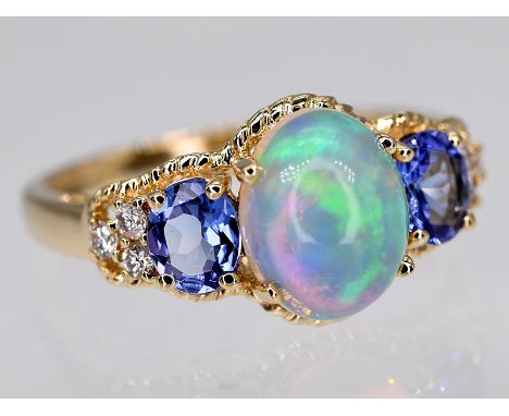 Ring mit Opal-Cabochon, Tansanit, zusammen ca. 0,55 ct und 6 kleinen Diamanten, zusammen ca. 0,04 ct 21. Jh.585/- Gelbgold. G