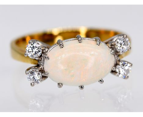 Ring mit Opal und 4 Brillanten, zusammen ca. 0,28 ct, 80-er Jahre.585/- Gelb- Weißgold. Gesamtgewicht ca. 3,4 g. Ringmitte: e