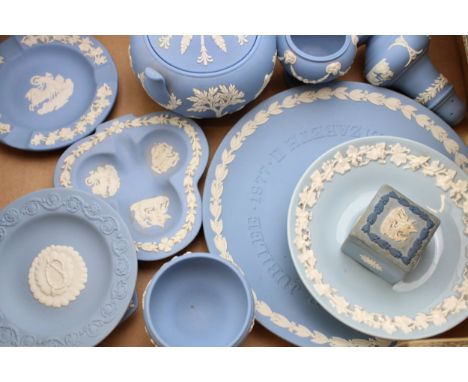 A mixed collection of Wedgwood Jasperware and Queensware items to include sugar basin with glazed interior, tri-colour trinke