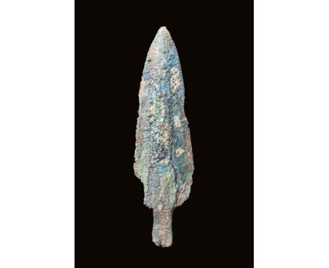 Ca. 2nd - 1st millennium BC.A cast bronze spearhead with a nicely shaped blade terminating in a sharp tip and exhibiting a mi