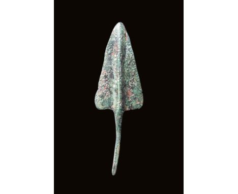 Ca. 2nd - 1st millennium BC.A cast bronze spearhead with a nicely shaped blade terminating in a sharp tip and exhibiting a mi
