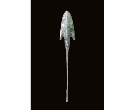 Ca. 2nd - 1st millennium BC.A cast bronze spearhead with a nicely shaped blade terminating in a sharp tip and exhibiting a mi