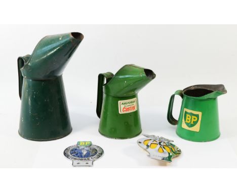 A green quart pourer, a BP pint pourer, a Halfords pint pourer, a BP Automobile bumper badge and an AA badge (5).