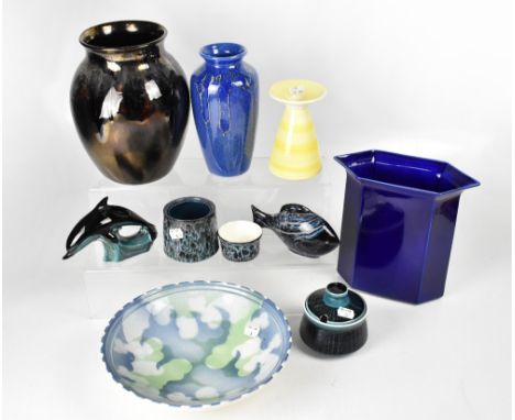 POOLE; a group of eight ceramics, various colourways and patterns, to include a hand painted bowl to circular footed base, di