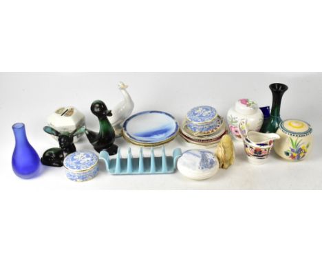 A quantity of various ceramics to include 19th and 20th century examples, a 19th century bowl with Chinoiserie floral decorat