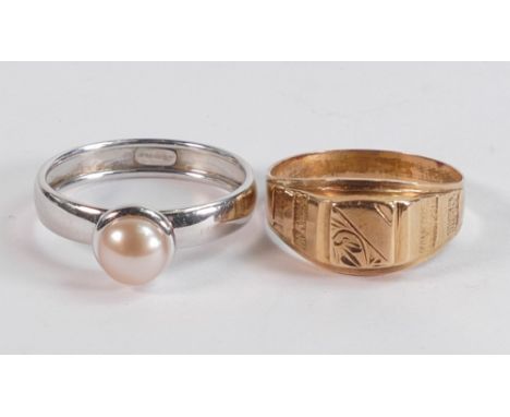 14ct white gold &amp; cultured pearl ring size R/S, 1.50g, together with 9ct gold signet ring size Q, 2.73g (2) 