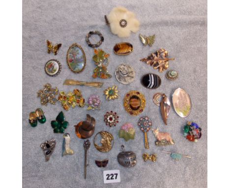 BAG OF ASSORTED DRESS JEWELLERY BROOCHES INCLUDING MARCASITE AND ENAMEL EXAMPLES