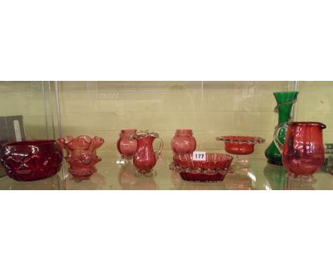 SHELF OF CRANBERRY AND RUBY GLASSWARE AND A GREEN WAISTED GLASS VASE TO INCLUDE JUGS AND CRIMPED BOWLS AND DISHES