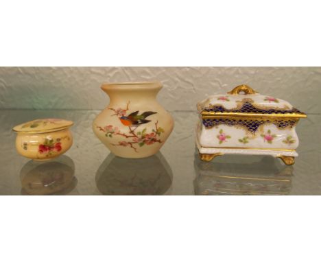 CROWN STAFFORDSHIRE BOMBE TRINKET BOX AND COVER, ROYAL WORCESTER MINIATURE POT AND COVER AND A LOCKE & CO WORCESTER BULB VASE