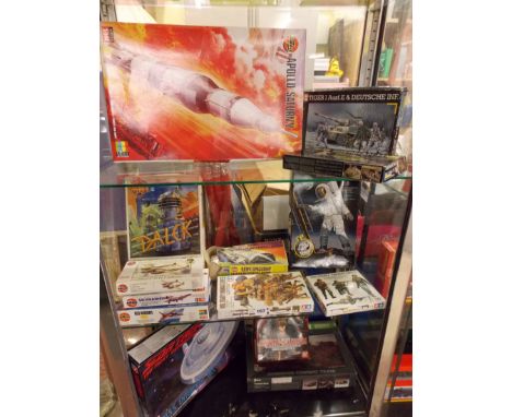 BOXED PLASTIC SCALE MODEL KITS - AIRFIX, REVELL, TAMIYA, ETC , MAINLY MILITARY, SCI FI, SPACE (14)
