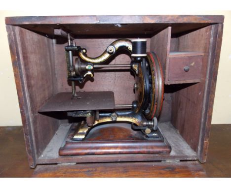 WALNUT CASED MAXFIELD SEWING MACHINE WITH GILT ENAMEL DETAIL 24CM W X 25CM H