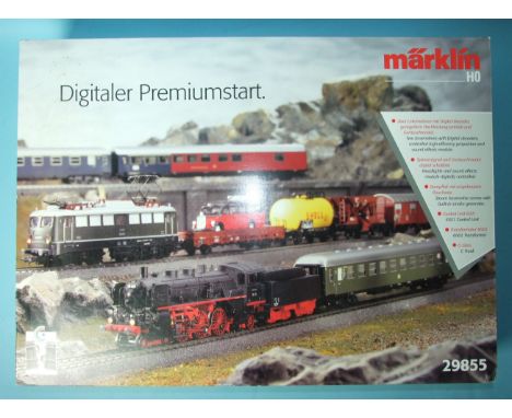 Märklin HO gauge, 29855 Digital Premium Starter Set, comprising 4-6-2 locomotive and tender, DB Class E40 pantograph locomoti