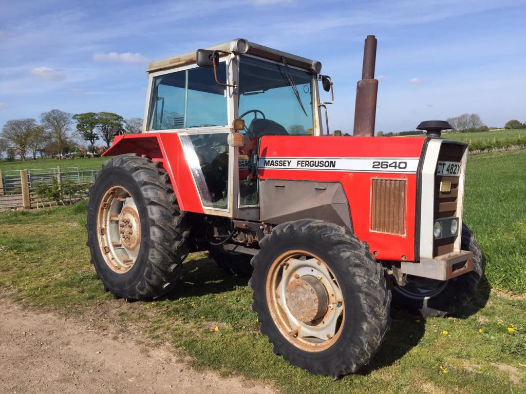 Lot 3332 - 1981 MASSEY FERGUSON 2640 4wd TRACTOR c/w manual lift & V5