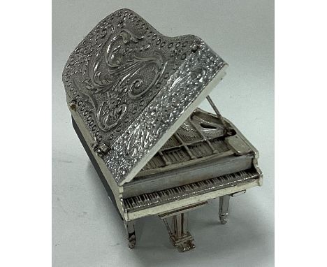 A Sterling silver heavy model of a piano. Approx. 160 grams. Est. £100 - £150.