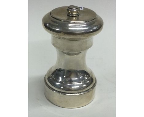 A sterling silver pepper grinder of typical form. Est. £20 - £30.