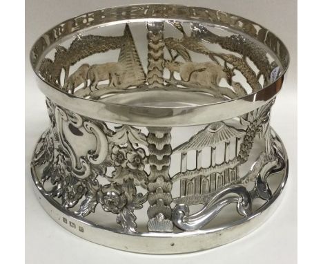 An Edwardian silver pierced dish ring. London 1907. Approx. 498 grams. Est. £400 - £600.