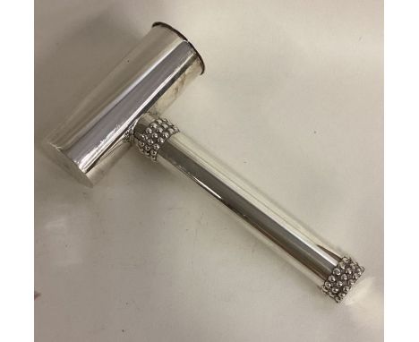 A rare novelty Judaica silver pepper in the form of a gavel. Approx. 118 grams. Est. £100 - £150.