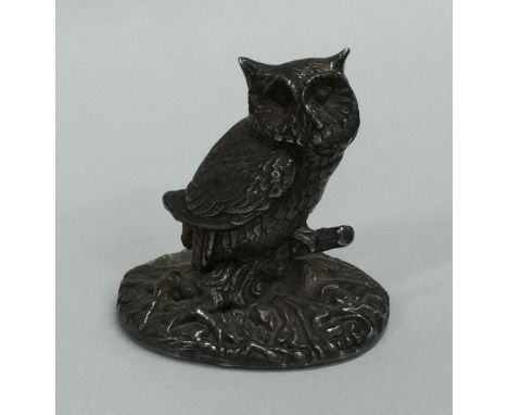 A novelty silver mounted model of an owl. Approx. 55 grams gross. Est. £20 - £30.