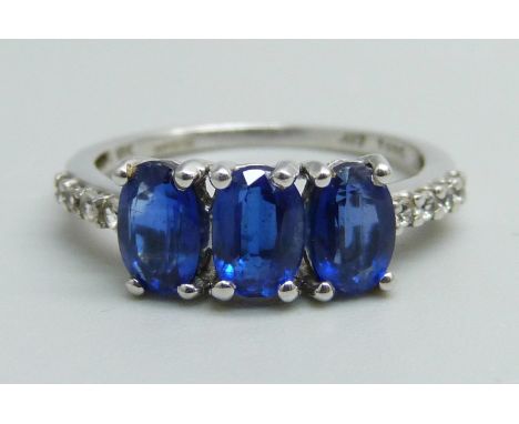 A 10k white gold and topaz ring, 2.1g, L 