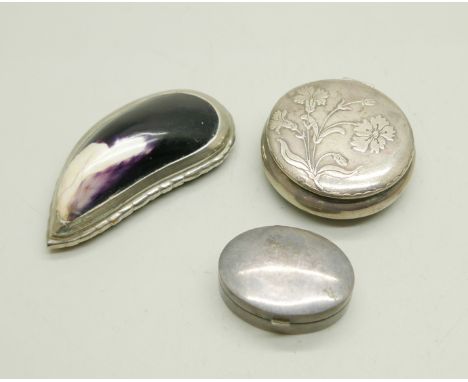 A white metal mussel shell set snuff box, a silver rouge pot and a silver pill box 
