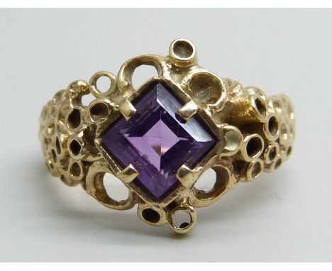 A 9ct gold and amethyst ring, 5.4g, R 