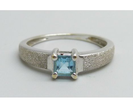 A 9ct white gold and topaz ring, 1.9g, M 