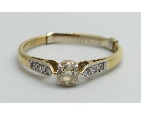 An 18ct gold, platinum set diamond ring, 2.2g, N 