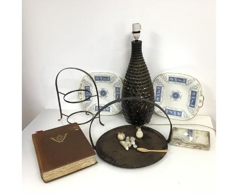 A mixed lot including the T.E. Lawrence, Seven Pillars of Wisdom, a vintage hanging griddle, two Coalport serving plates, pla