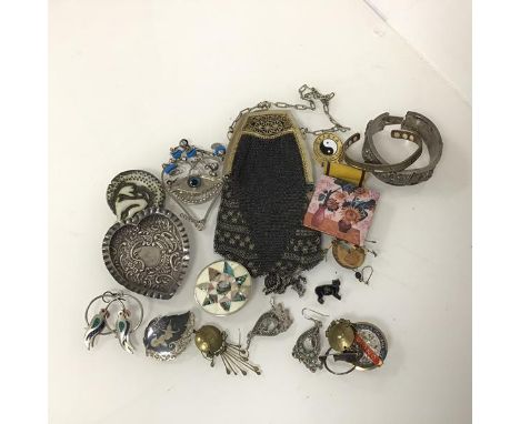 An Edwardian chain mesh purse, a leaf badge with Balinese figure, stamped silver (5.47g), also earrings, bangles, badges etc.