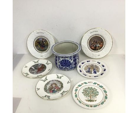 A collection of Royal Doulton, Spode and Coalport Christmas plates, covering dates 1977-1982 (6) and a blue and white modern 