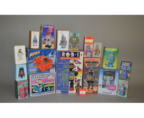 17 x boxed robot toys, including a Ha Ha Toy High Wheel Robot. Boxed, G-E.