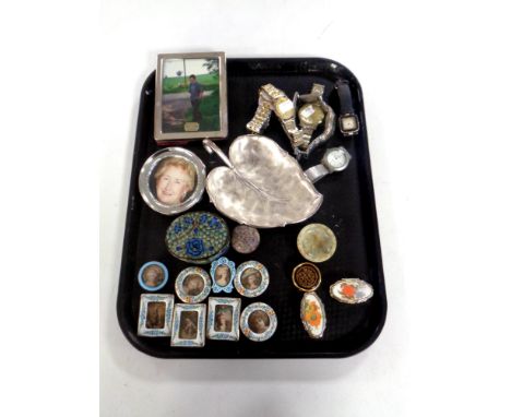 A tray containing assorted lady's and gent's wristwatches to include Sekonda and Citizen plated wares, miniature ceramic and 