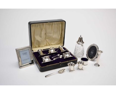 A cased George V silver cruet set, I M Hutchfield, Birmingham 1918/1919, comprising; a pair of pepperettes, a pair of salts, 