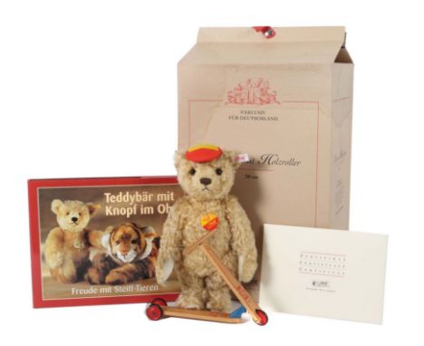 Teddy mit Roller &amp; BuchSteiff, 1x Teddy Nr. 671142 mit Holzroller, Edition Deutschland 2002, mit Knopf, Fahne, Etikett, M
