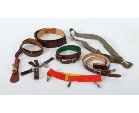 Konvolut Gewehrriemen und Haken, HalterungenWehrmacht, 3 x Gewehrriemen mit Schlaufe und Schließen mit Karabinerhaken, 1 x m.