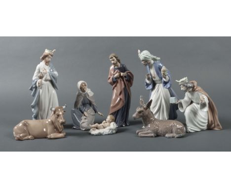 8 KrippenfigurenLladro, Spanien, 2. H. 20. Jh., Porzellan, glasiert und mit Pastellfarben in Unterglasur bemalt, best. aus: M