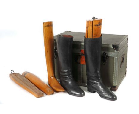 Kavallerie-Stiefel, Wehrmachtskiste3. Reich, 1 Paar schwarze Ledersiefel, wohl für Offizier der Kavallerie, mit rückseitigem 