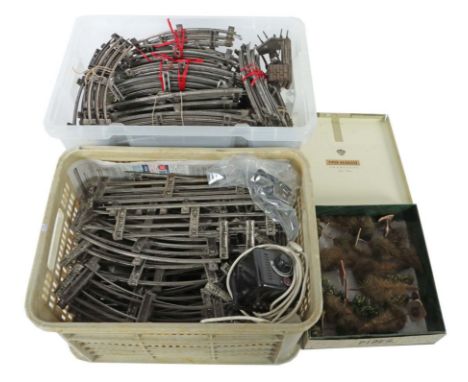 Konvolut SchienenMärklin, Spur 0, elektrisch, ca. 75 Stücke m. Geraden, Kurven für  12er-Kreis, Kurven für 8er-.Kreis, 14 Wei
