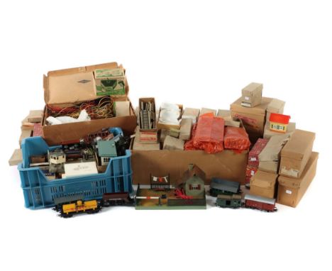Konvolut EisenbahnMärklin, Spur H0, 14 Wagen, Blech: 310 (Guss), 4x 327, 381, 390, 328, 364, 374 Esso, 372 mit Ladung, 334 S,