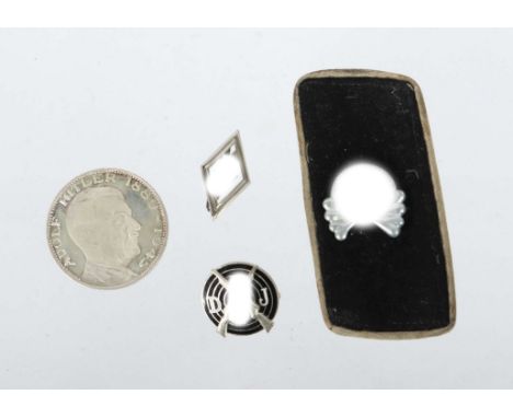 4 Teile Militaria3. Reich, 1 x  Schießauszeichnung Deutsches Jungvolk, runde an Nadel; 1 x Werbeabzeichen deutsches Jungvolk,