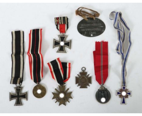 Konvolut OrdenKleiner Nachlass, 1. und 2. WK, 2 x Eisernes Kreuz 1813-194 und 1813-1939, je mit Band; 1 x Winterschlacht im O