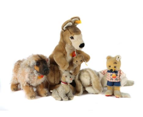 Konvolut StofftiereSteiff, 1x gr. Känguru 062711, m. K/F/E, H: 40 cm mit Jungtier K/F, H: 13 cm; 1x Hund Leonberger 995170, K