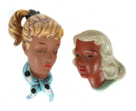2 Wandmasken1950er Jahre, 1x Goldscheider, Wien, Modell 526, Entw.: Adolf Prischl, Modellnr.: 526, halbplastische Darstellung